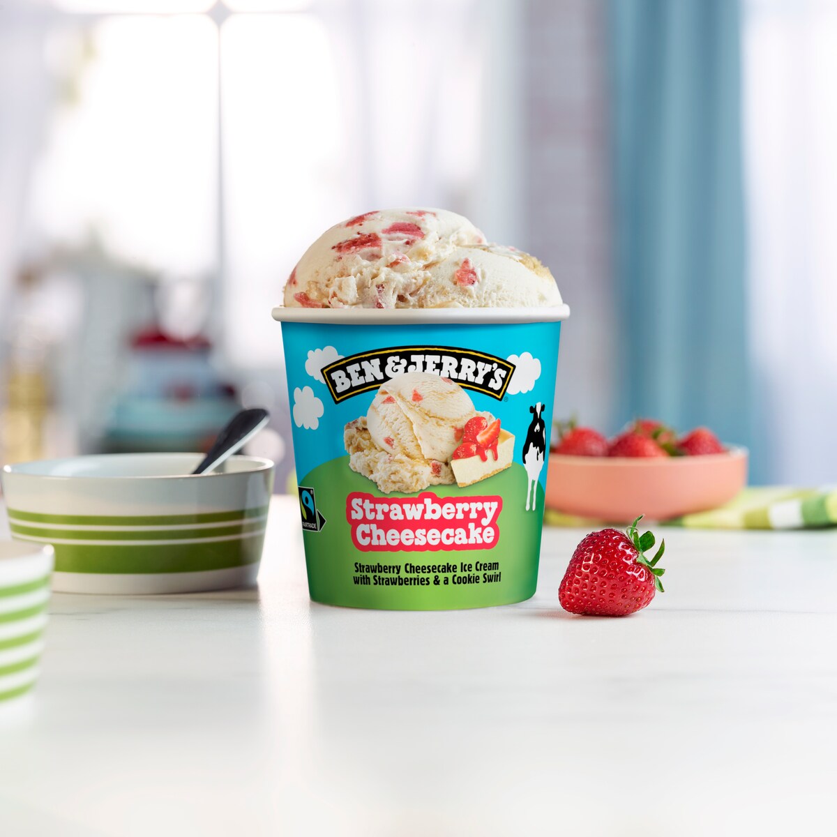 Strawberry Cheesecake Eiscreme Pint 2 / 4