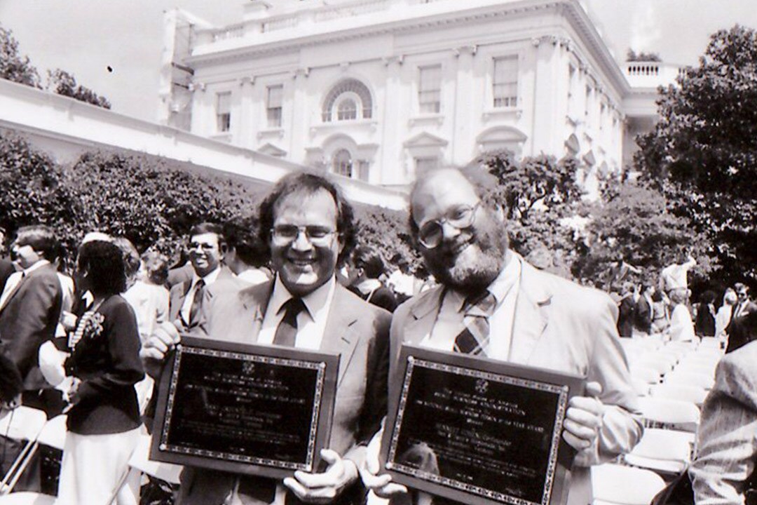 Ben und Jerry halten ihre Ehrentafeln